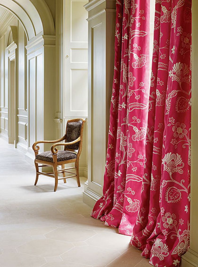 Zasłony Bovary firmy Colefax Fowler kosztują 520 zł za metr, materiał Wilde na krześle – 553 zł