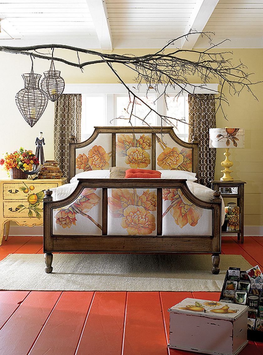 Jak w ogrodzie – łóżko z nadrukami na naturalnym lnie Antoinette queen, 8372 zł komoda, 2996 zł stolik