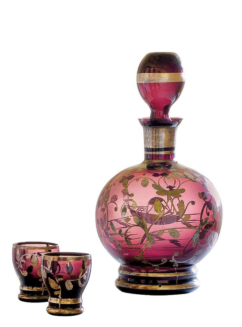 Karafki ze szkła ciętego i barwionego.