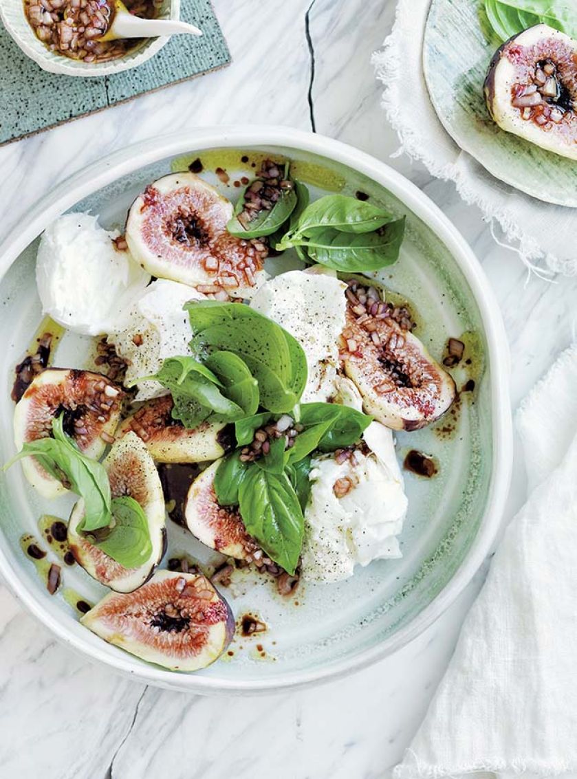 Sałatka z fig z mozzarellą i bazylią