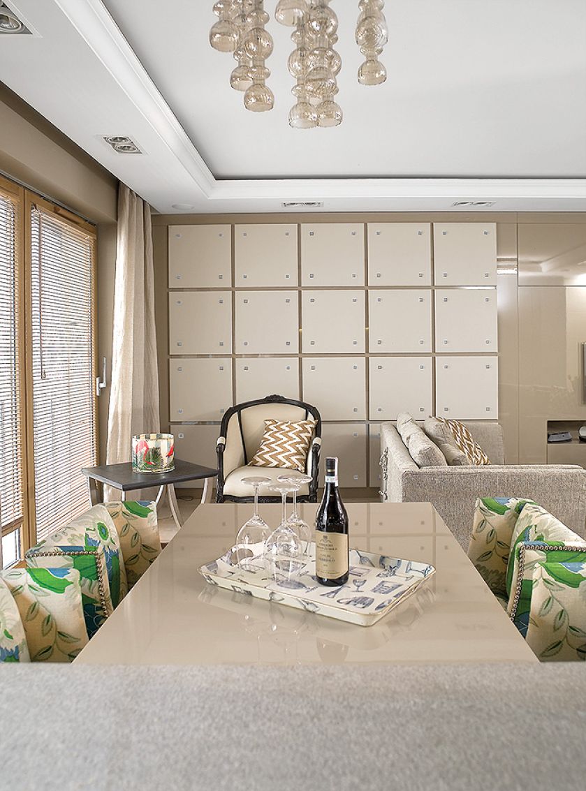 Za skórzanymi kwadratami kryje się pokaźna szafa.