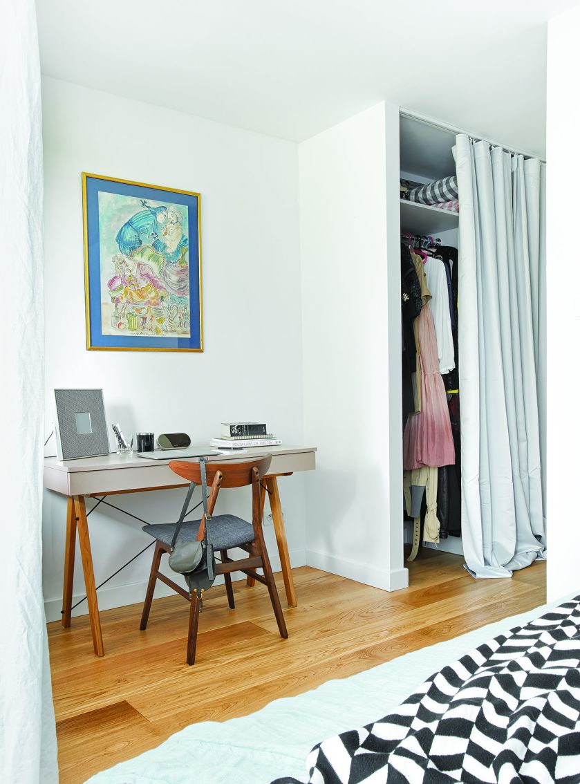 W tym mieszkaniu królują szare wnętrza, a klasyka spotyka się z nowoczesnością.