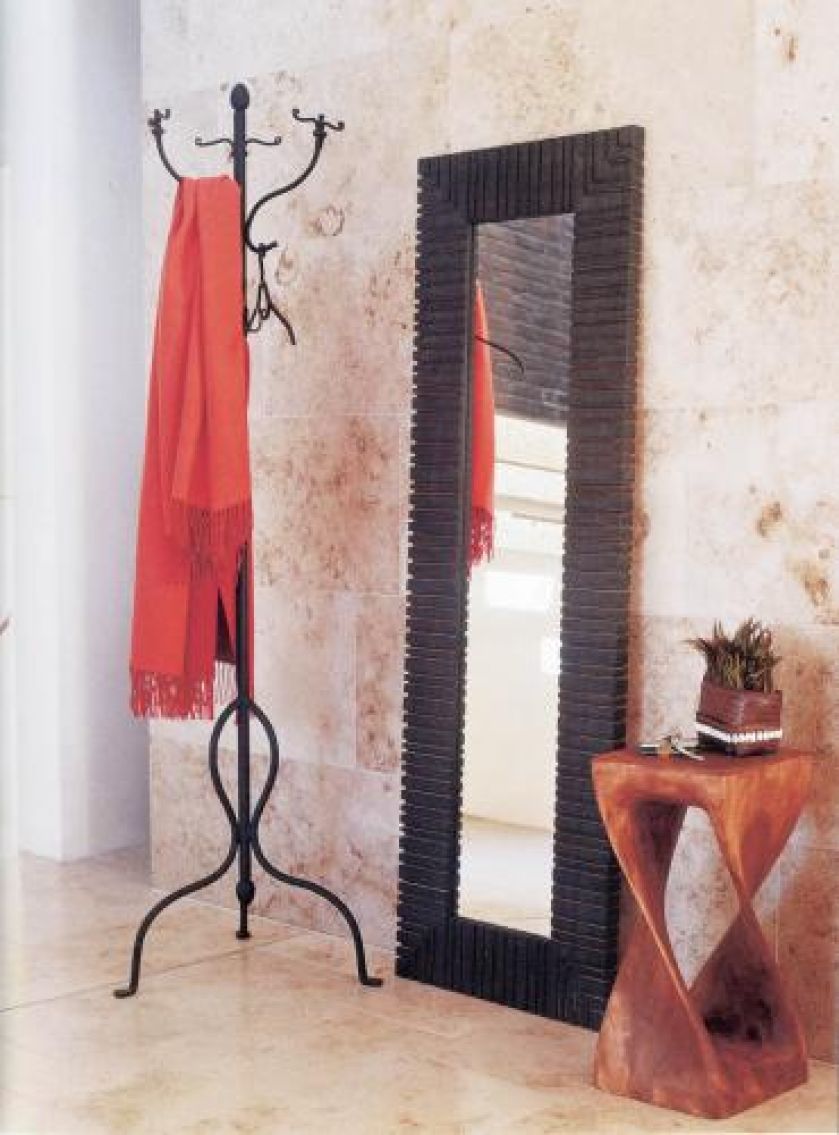 Elegancki cieniowany trawertyn to dobre tło dla drewnianych mebli i ram. Aranżacja WILLOW HOUSE