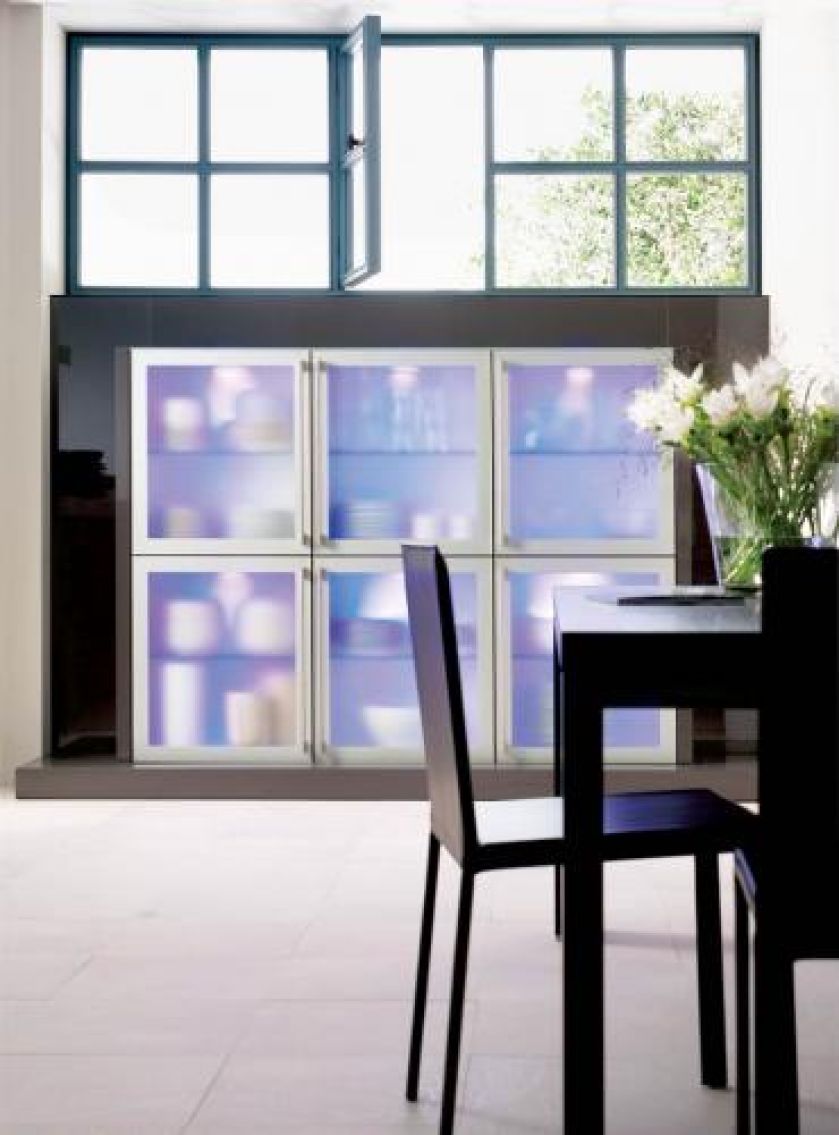 Kolorowo i za szkłem - witryna od firmy Siematic. Ma fronty z mrożonego szkła, osadzone w ramach ze stali