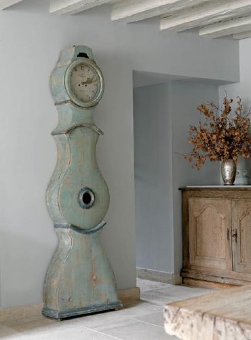 Kuchnie zdobi drewniany zegar. Zameczek dla dwojga