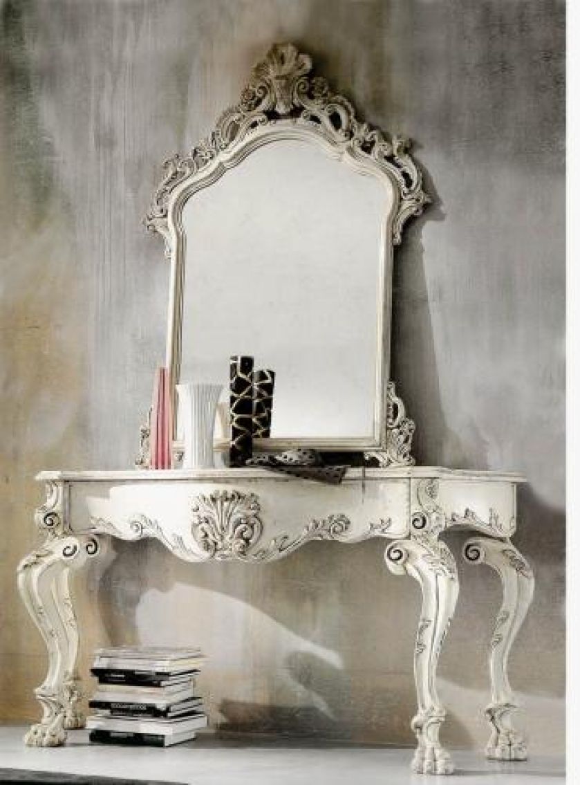 Stolik na lwich nóżkach z litego drewna orzechowego lakierowanego na biało kosztuje 21 431 zł. Za lustro zapłacimy 6020