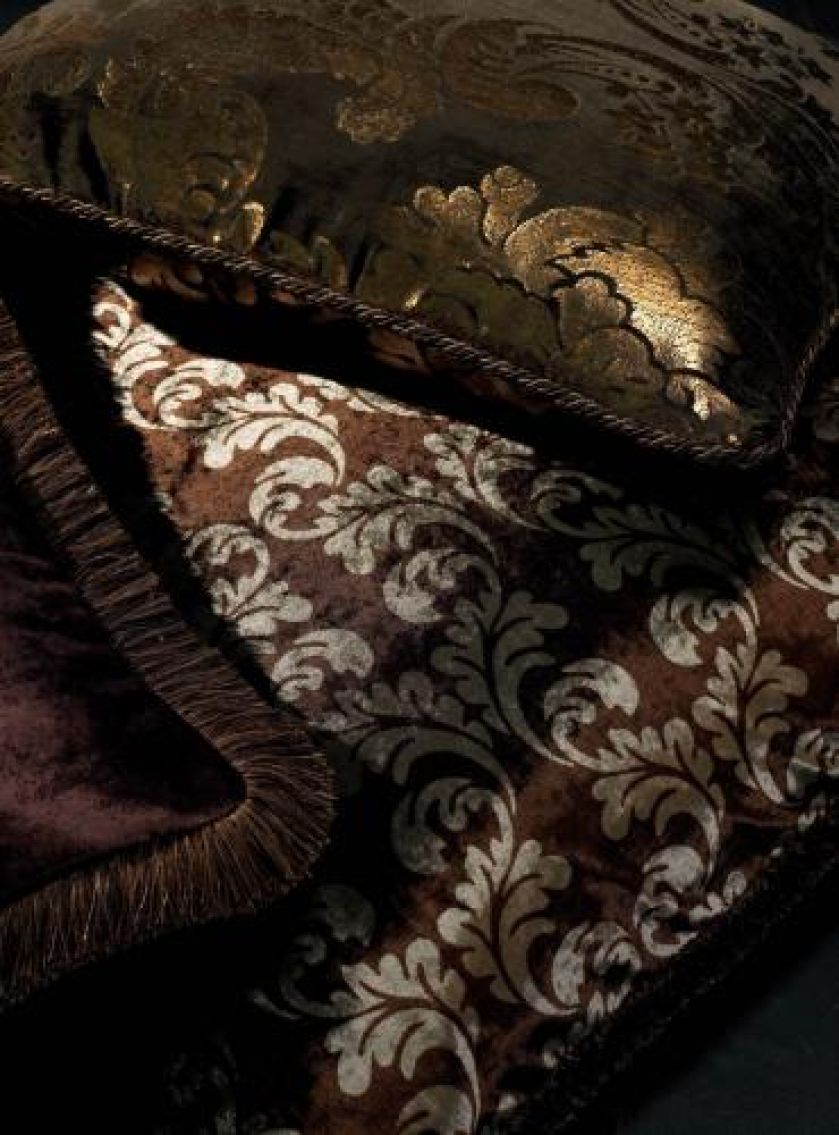 Zestawienia złota z brązem (także złota z czernią) i ornamentyka nawiązująca do baroku. Jab