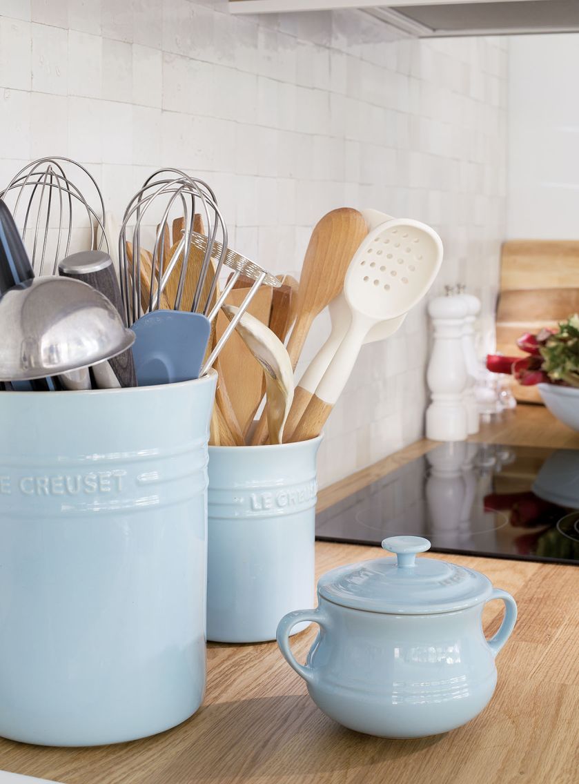 niebieskie naczynia w kuchni