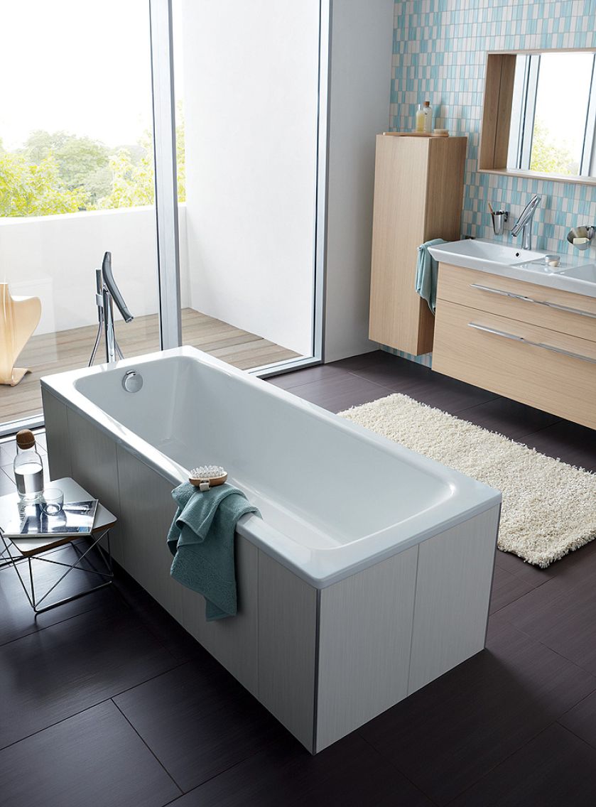 Do prostokątnej wanny Cayono dołączono wolno stojącą baterię o organicznych kształtach projektu Philippe’a Starcka, kaldewei