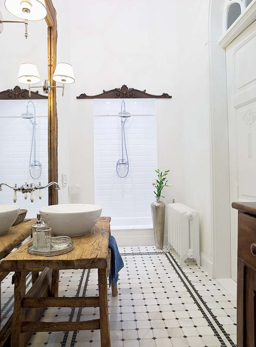 Na podłodze kamienna mozaika firmy Dunin. Drewnianą konsolę pod umywalkę Dominika kupiła w Nap i