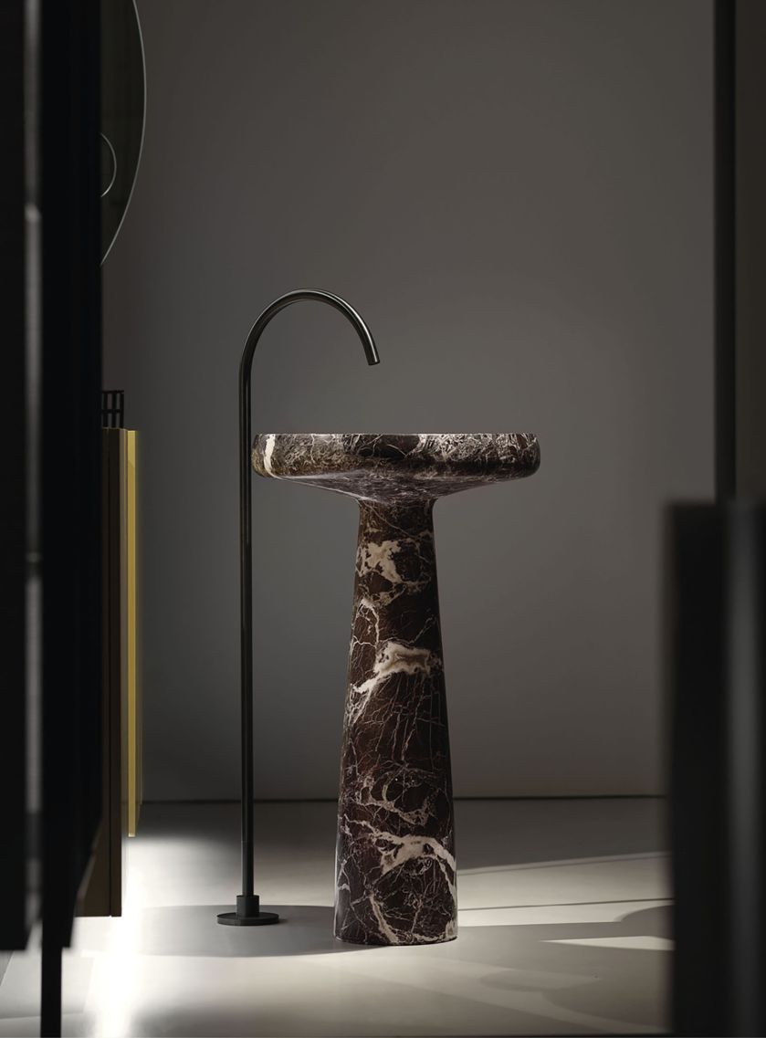 stojąca umywalka z marmuru