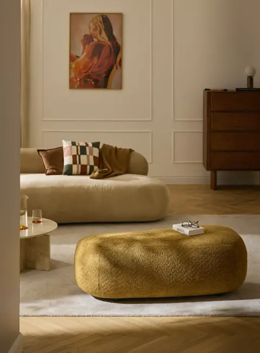 mała sofa o zaokrąglonym kształcie