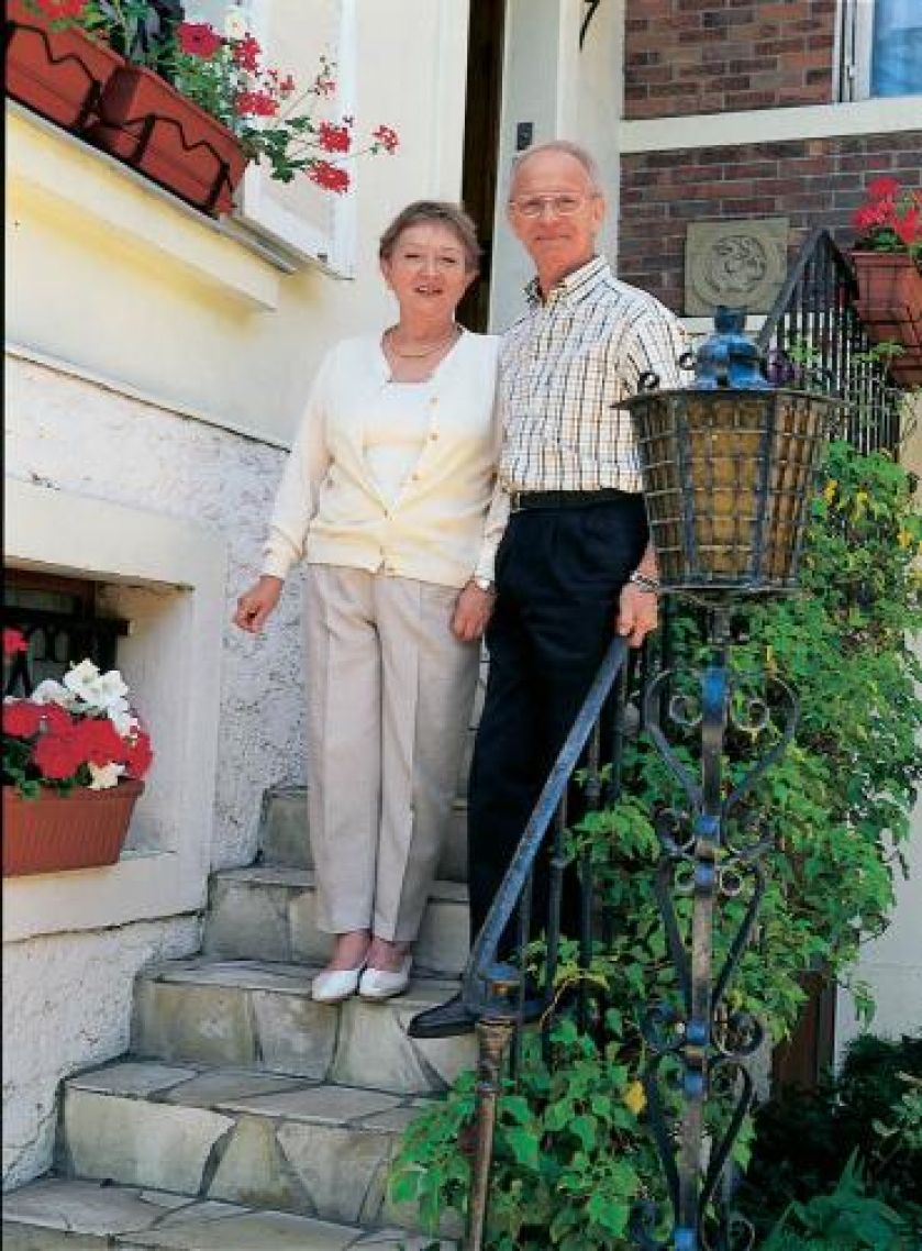 Anna i Bogdan przed swoim paryskim domem.