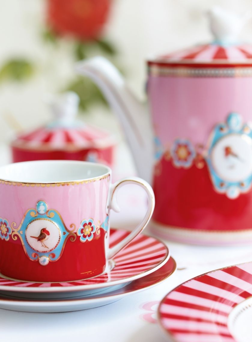 dzbanek do herbaty z filiżankami