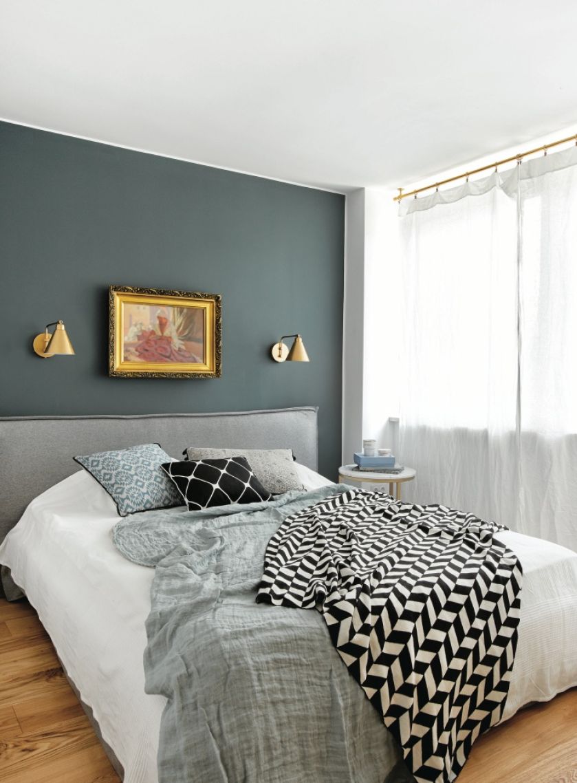 Dwa kolory w sypialni: biel i ciemna zieleń