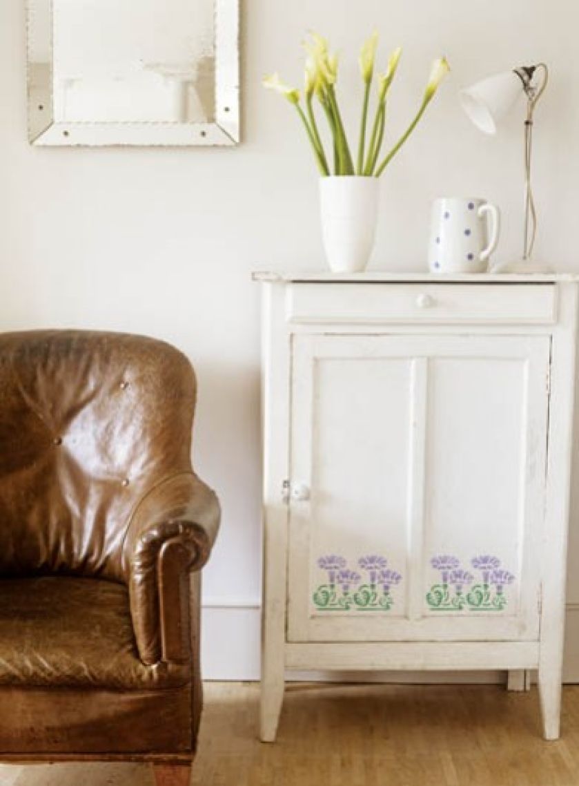 Kwiatowym wzorem można ozdobić meble.