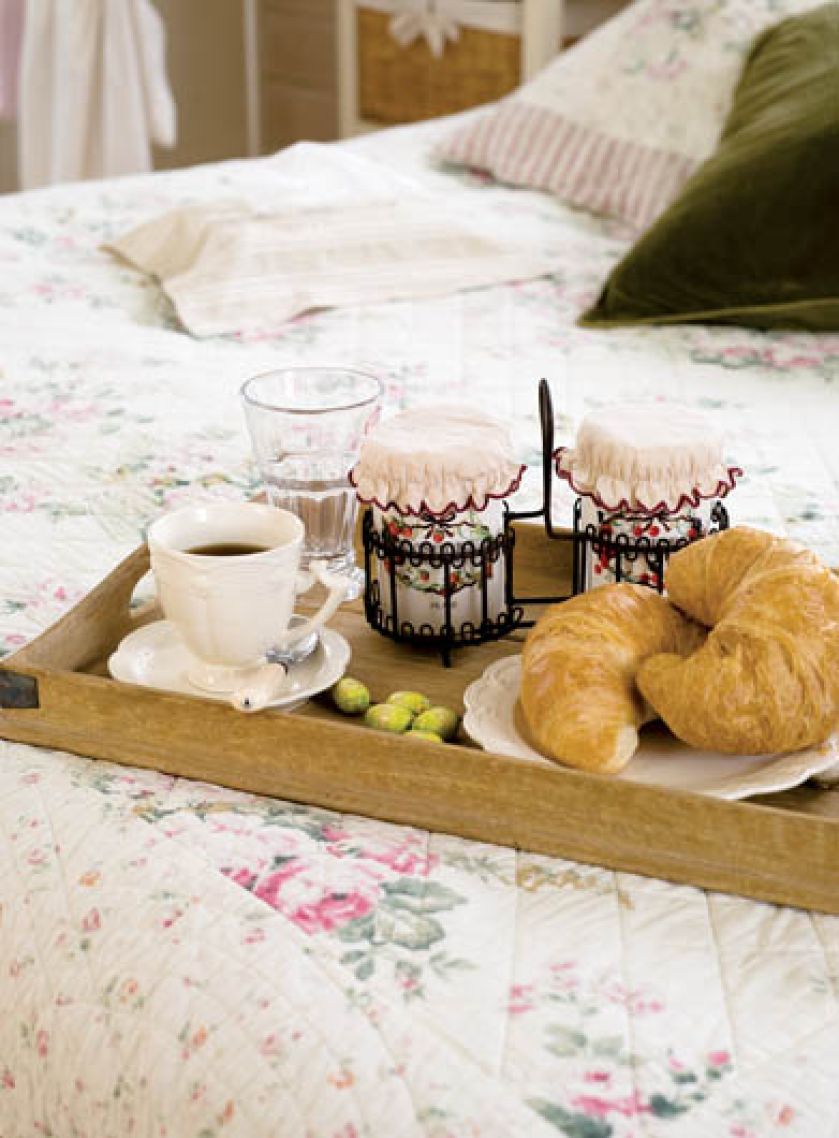 Narzuta także pochodzi z Prowansji. Dworek wystrojony na Wielkanoc