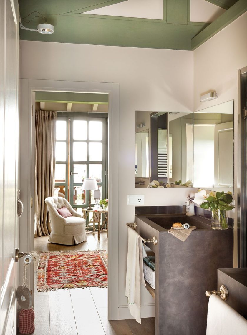 Sypialnia rodziców z widokiem na góry i zabawnym bulajem. Wchodzimy z niej do niedużej łazienki z betonową umywalką, pod