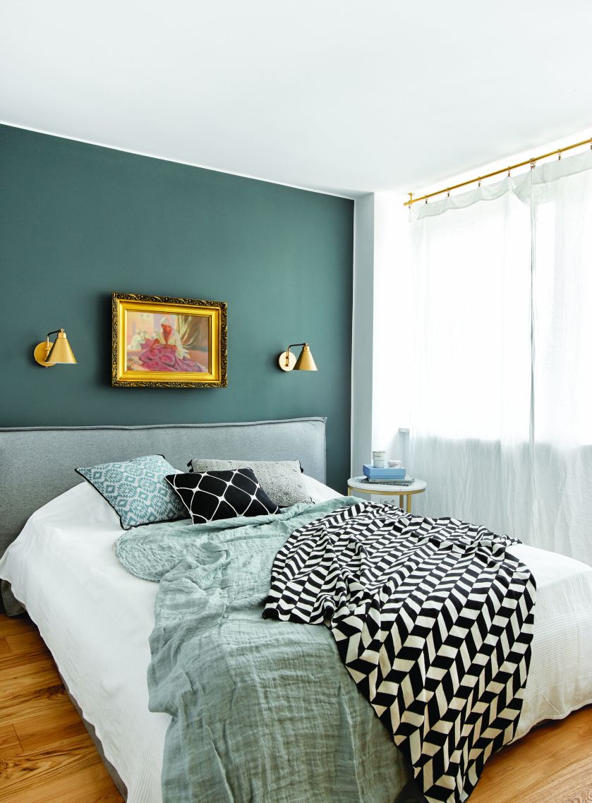 W tym mieszkaniu królują szare wnętrza, a klasyka spotyka się z nowoczesnością.