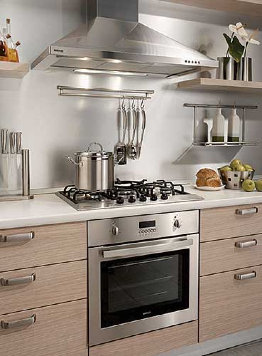 Ten okap ma wbudowany filtr przeciwtłuszczowy, można zamówić też filtr pochłaniający nieprzyjemne zapachy. Do wyboru