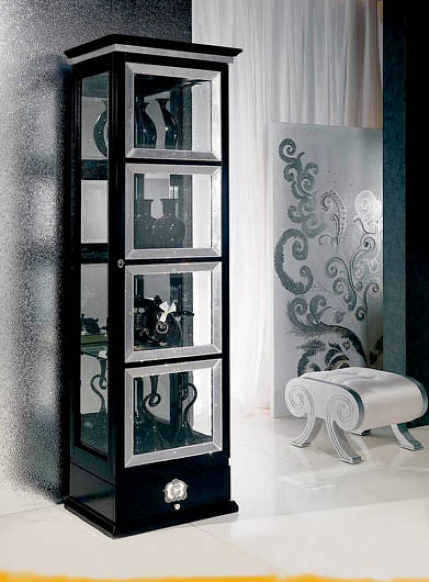 Witryna Quadrotti Deco marki Carpanelli zrobiona jest z hebanu zdobionego macicą perłową. Kosztuje 17 900 zł. PATT MEBEL