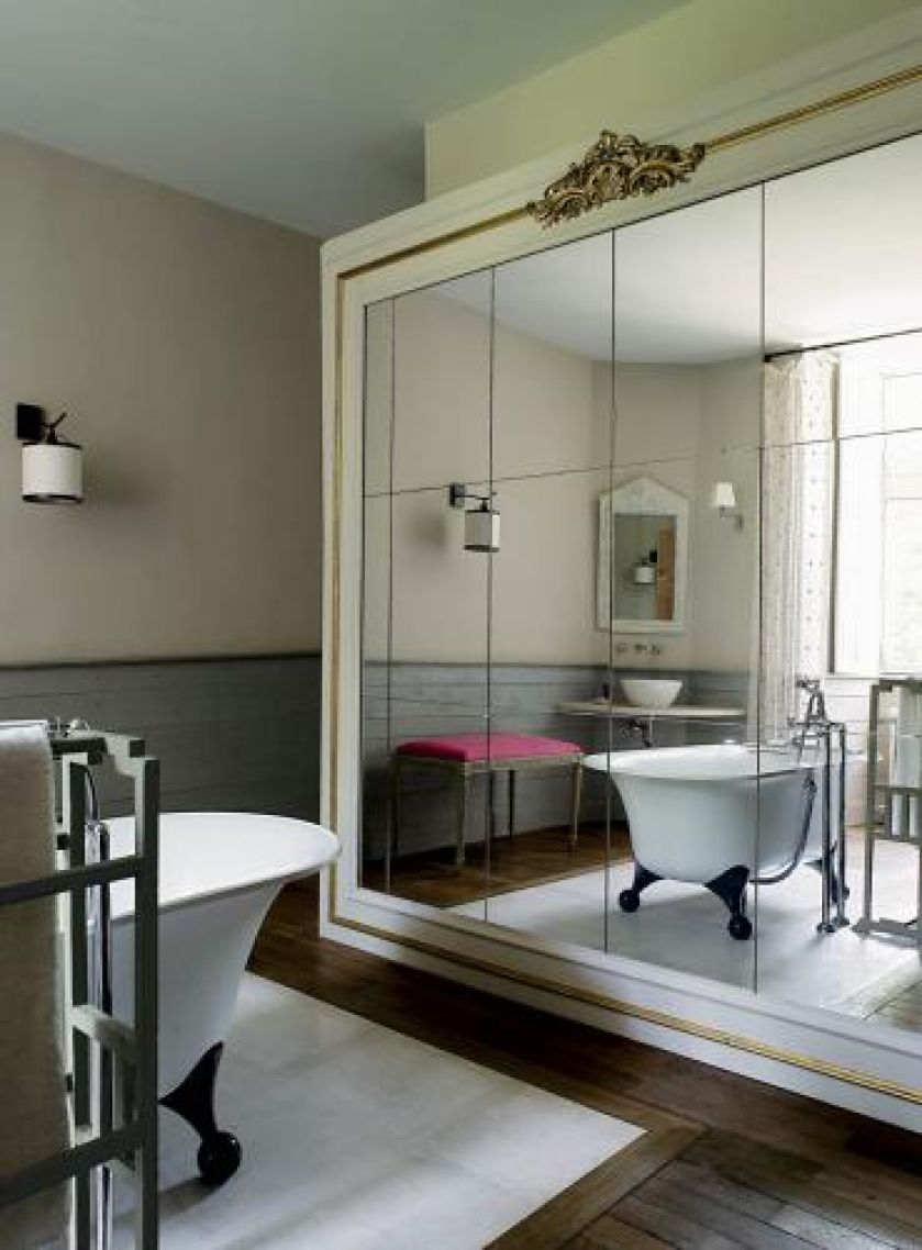 Za ścianą z lustrem ukryte są natryski i toaleta.