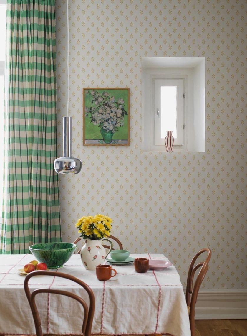 tapeta na ścianie w kuchni przy stole