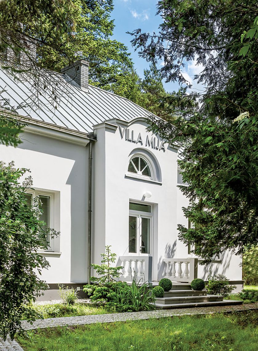 Na piętrze okna dorobiono na wzór skrzynkowych, na dole są nowe, ale drewniane.