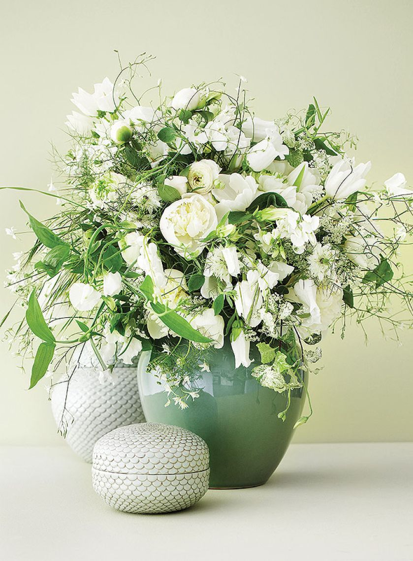 Pękaty pastelowy wazon i bukiet białych kwiatów - niezastąpiona klasyka gatunku.