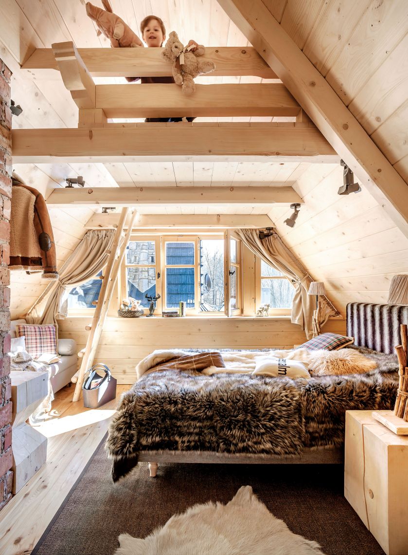 Na poddaszu przydadzą się klamry przymocowane do ściany, które pozwolą przełamać zasłonom prawa fizyki