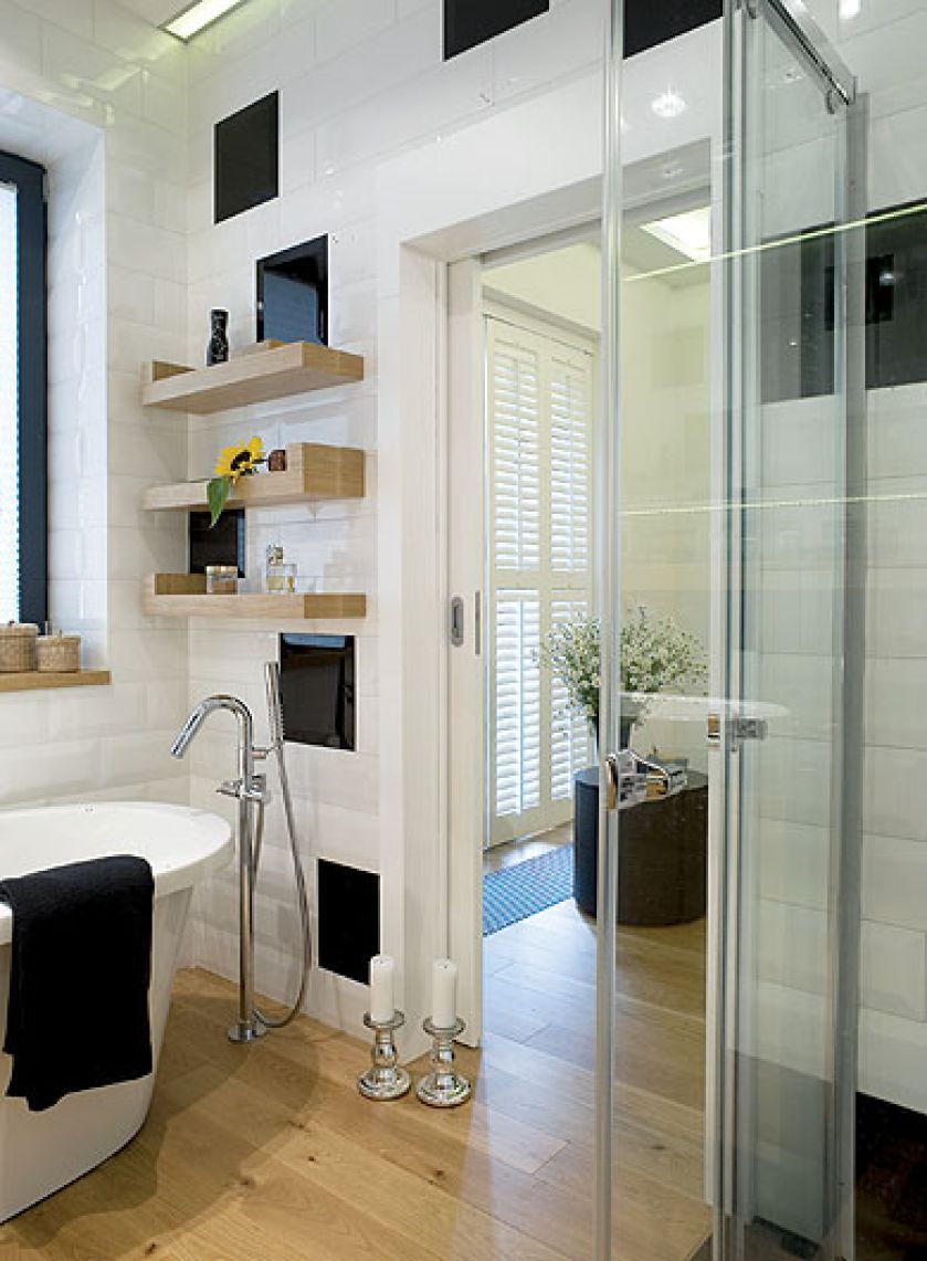 Czarno-białe płytki z Tubądzina (London Picadilly by Zień), wanna z Sanplast, baterie Ritmonio i polskie lampy od Aquaform.