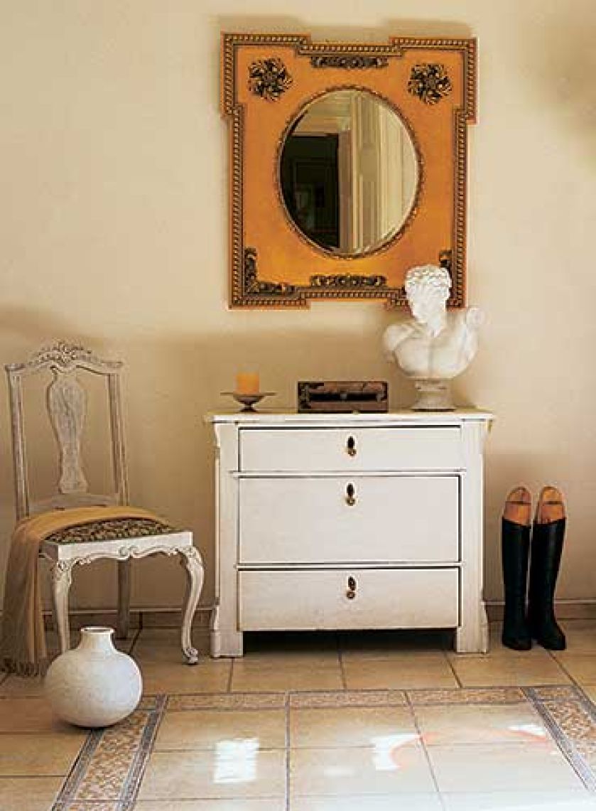 Do urządzenia domu rękę przyłożyła nie tylko rodzina. Stare złocone lustro to prezent ślubny od przyjaciela Rafała.