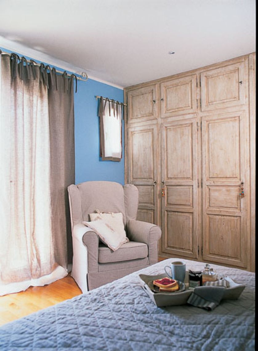 Firanki z cieniutkiego jak batyst lnu pieknie filtrują wpadające przez okno słońce.