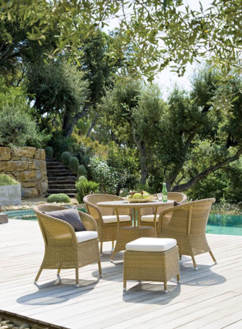 Fotel Derby (1632 zł), stół z kolekcji Lansing (3184 zł) i podnóżek Hampsted (1236 zł). DECOLOR