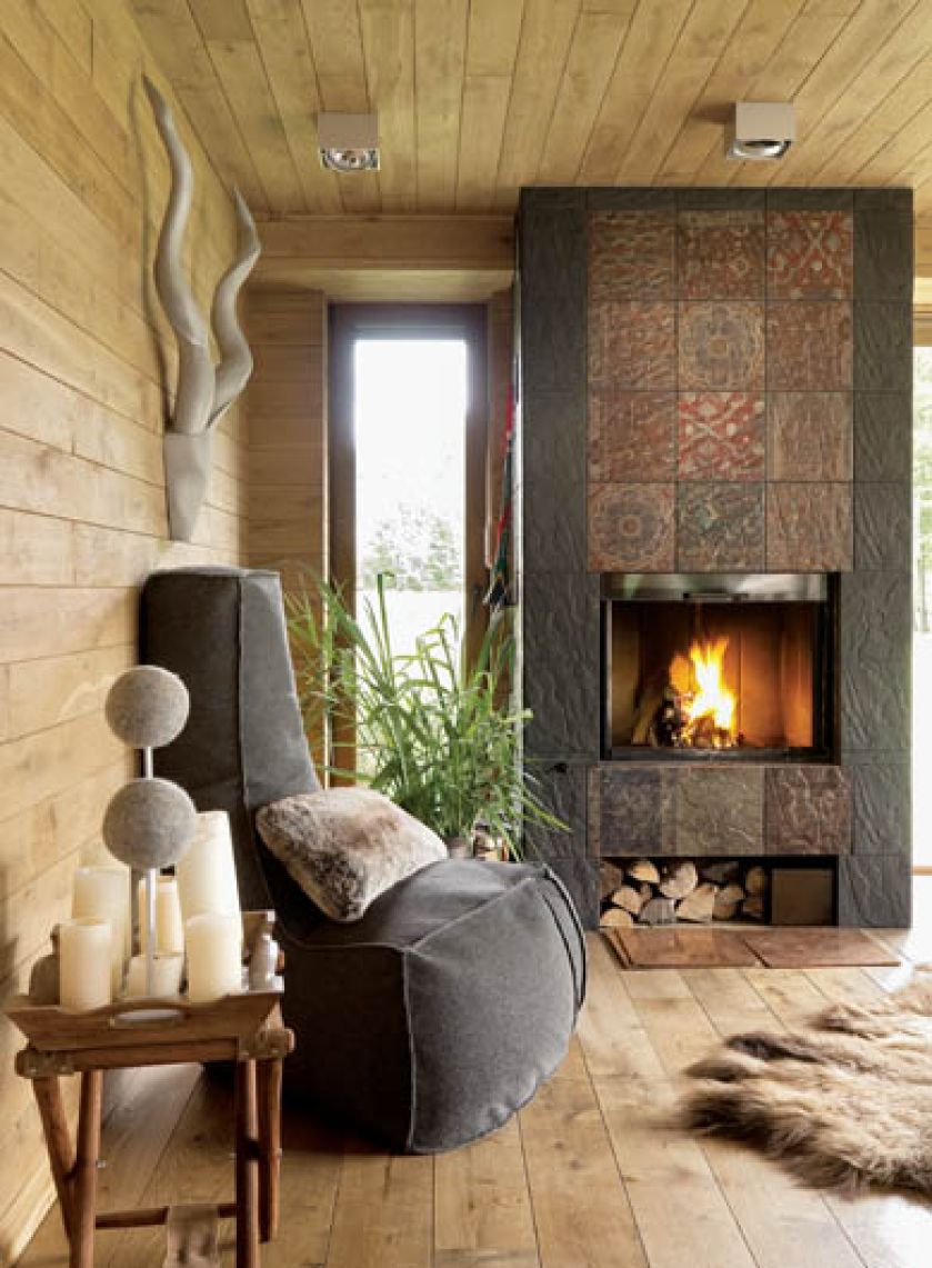 Jak urządzić salon z kominkiem? To od rodzaju kominka będzie zależał styl aranżacji salonu. Obudowa kominka wcale nie musi