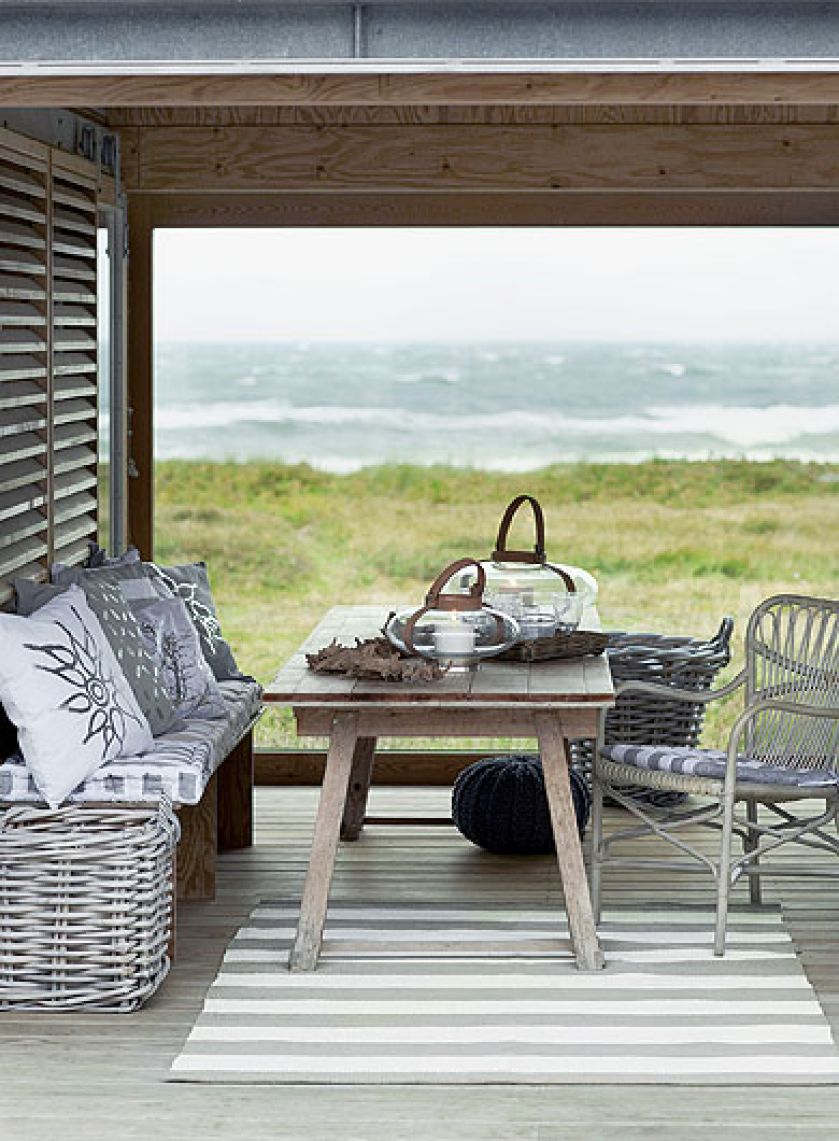 Krzesło Alona – 674 zł, poduszki po 100 zł/szt., dywan Neggie – 470 zł, kosz wiklinowy Bing – 925