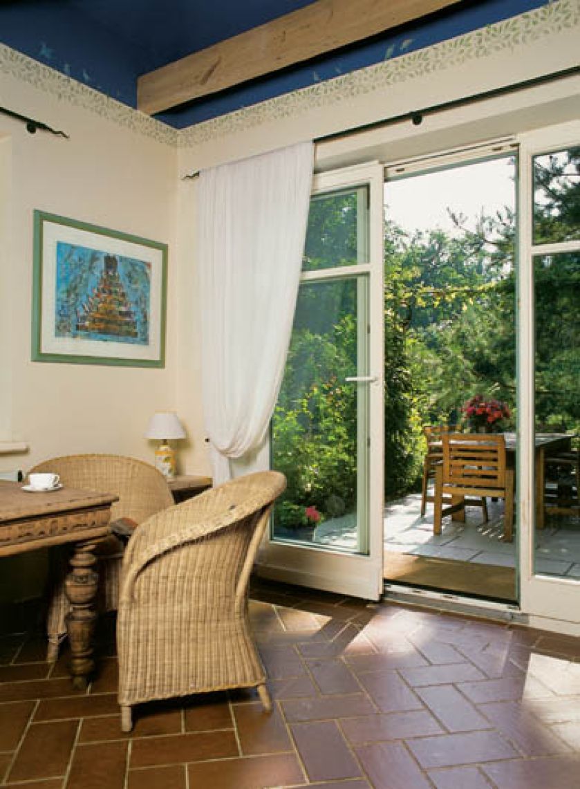 Latem dom jest całkiem otwarty na ogród.