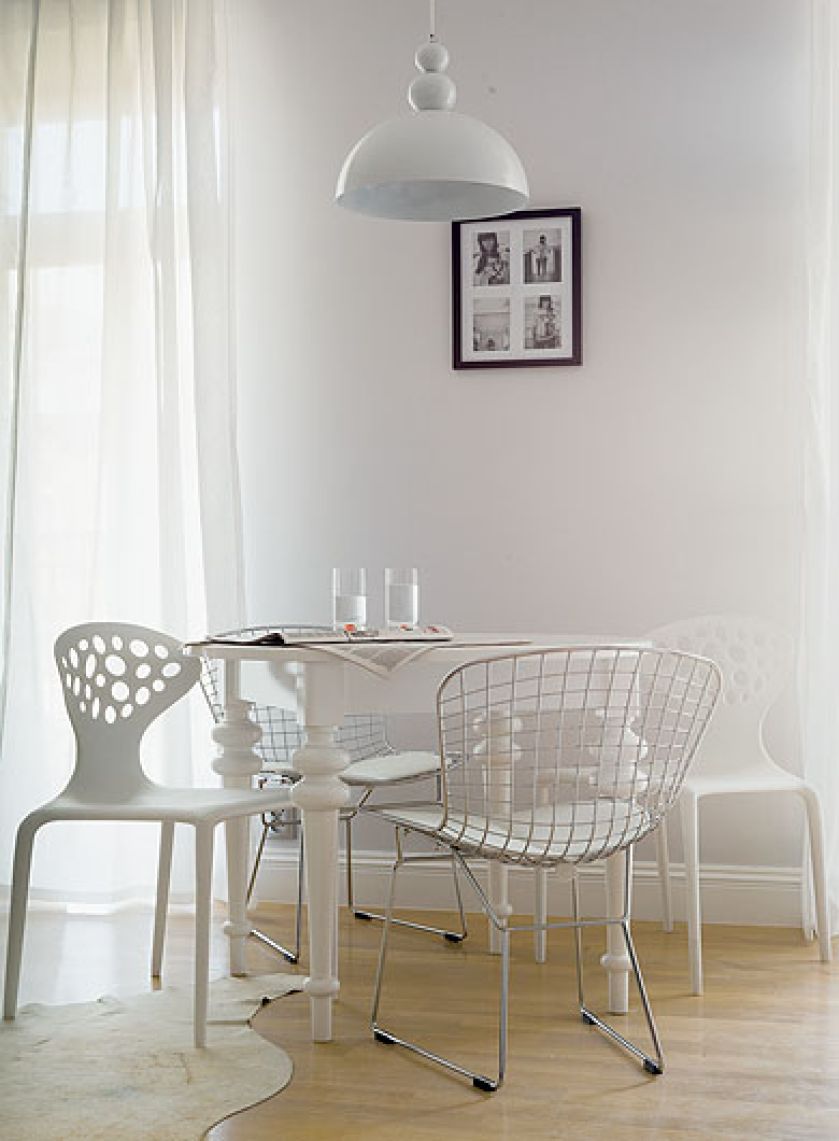 Nowoczesny stół z dizajnerskimi dodatkami.