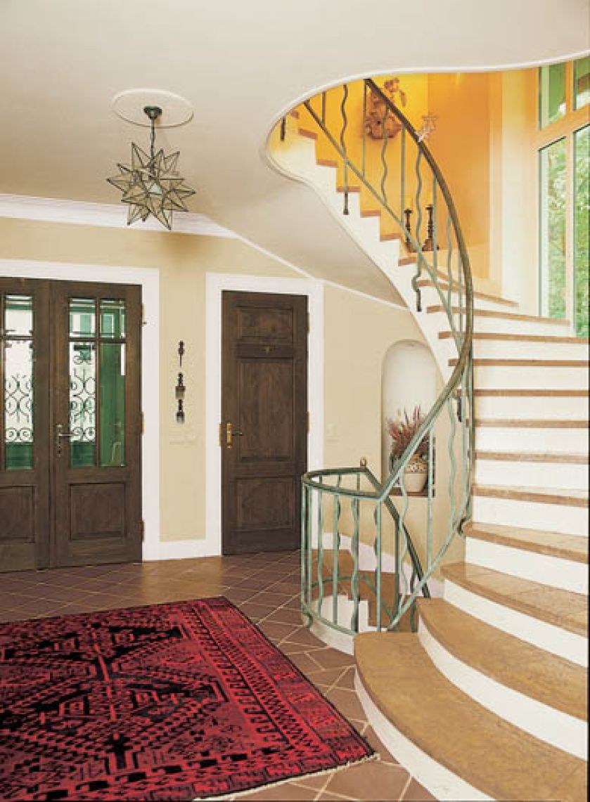 Piękne, lekkie schody na piętro wymyślił brat męża właścicielki, architekt z wielką wyobraźnią.