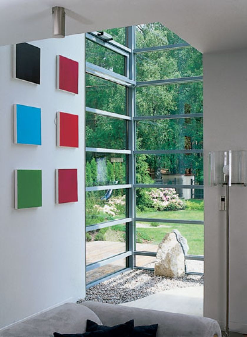Przeszklona ściana zaprasza do ogrodu.
