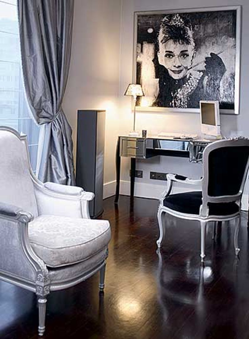 Szarość pasuje zarówno do wnętrz nowoczesnych, jak stylowych.