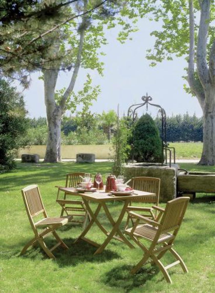 Tekowe meble ogrodowe belgijskiej firmy Royal Arrow: stół (90 x 90 cm) kosztuje 2121 zł, za składany fotel Floryda