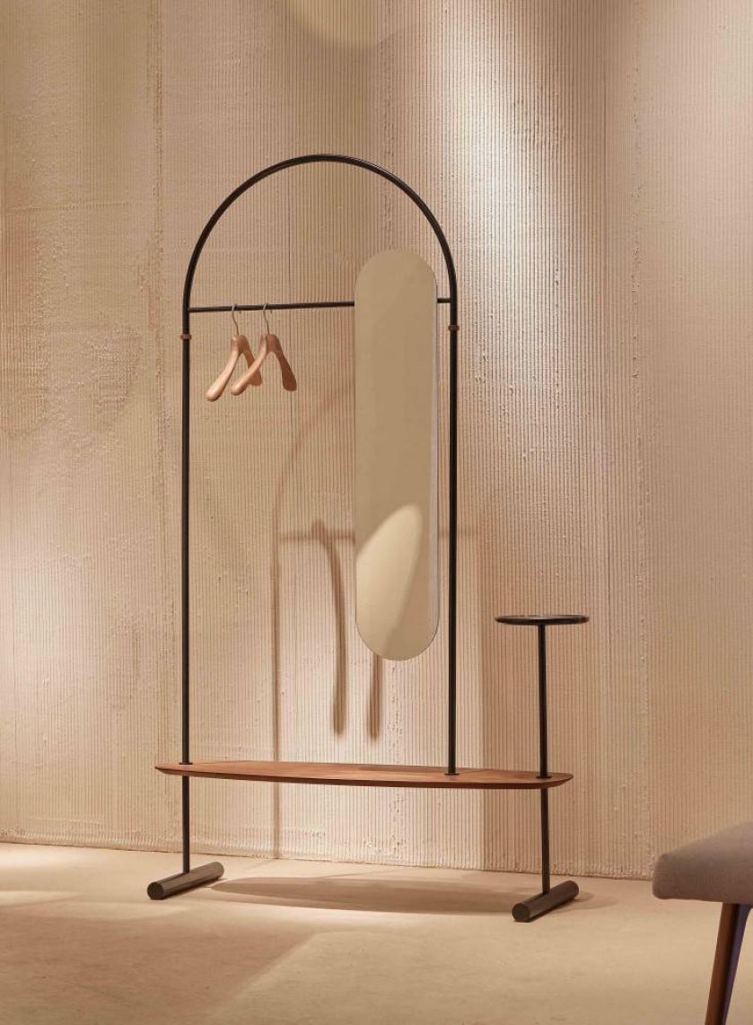 Stojak na ubrania z lustrem