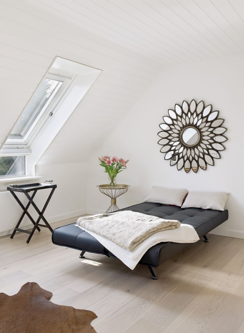 nowoczesna sypialnia na poddaszu ze skosami