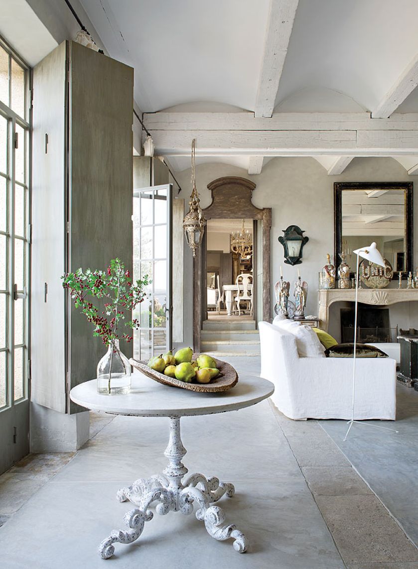 Dom (500 metrów kwadratowych) utrzymany w szarościach, zgaszonych zieleniach i odcieniach khaki