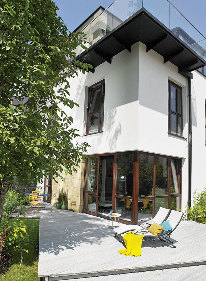 Jak impresjoniści, Anna zaszalała również ze światłem: małymi lampkami podkreśliła liście orzecha, wodę w basenie,