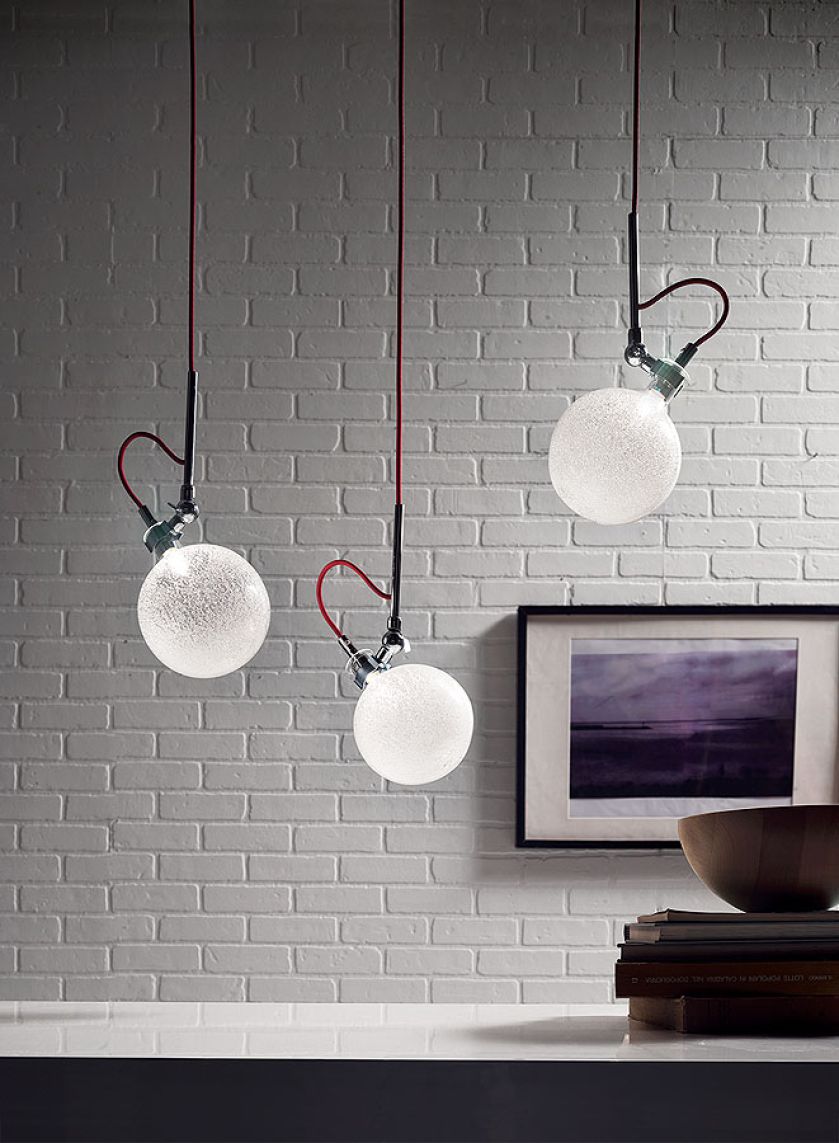 Lampy klasyczne kule na kolorowych kablach.