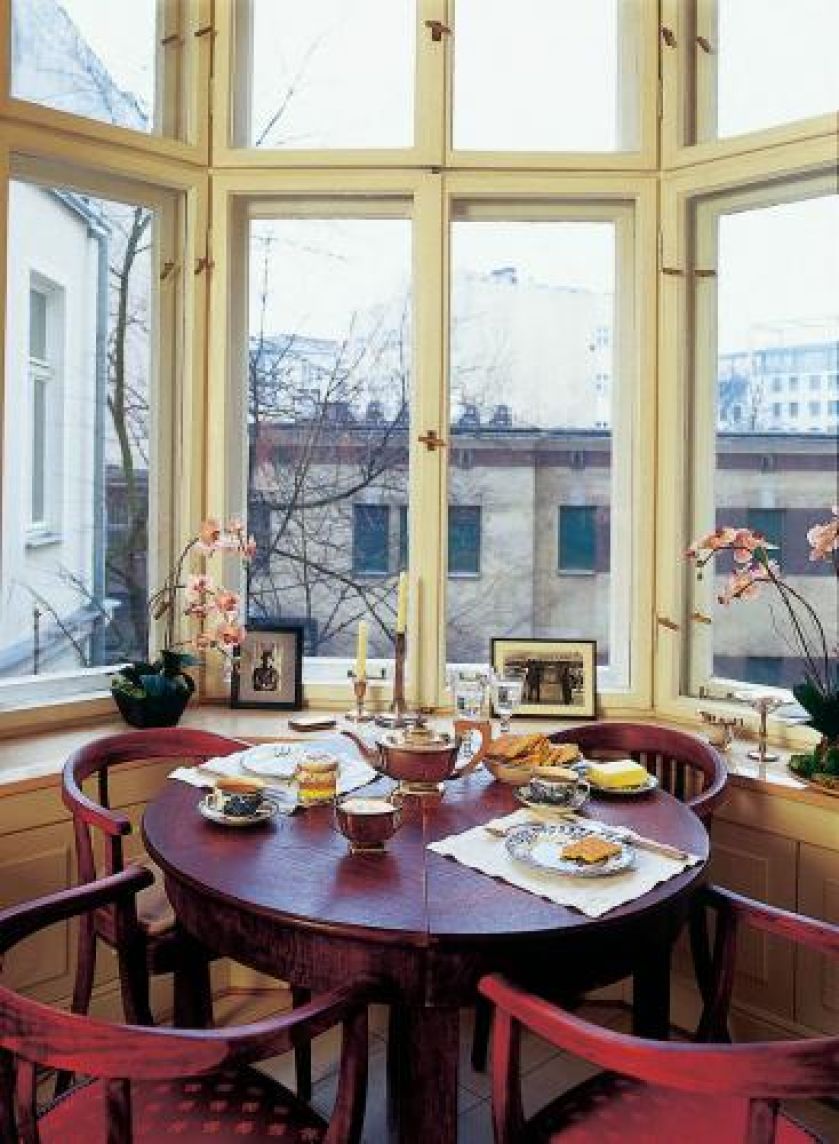 Drewniany stół i krzesła. Tak mieszkają amatorzy antyków