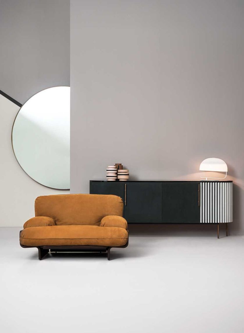 na szerokim fotelu Bardot zmieszczą się dwie osoby