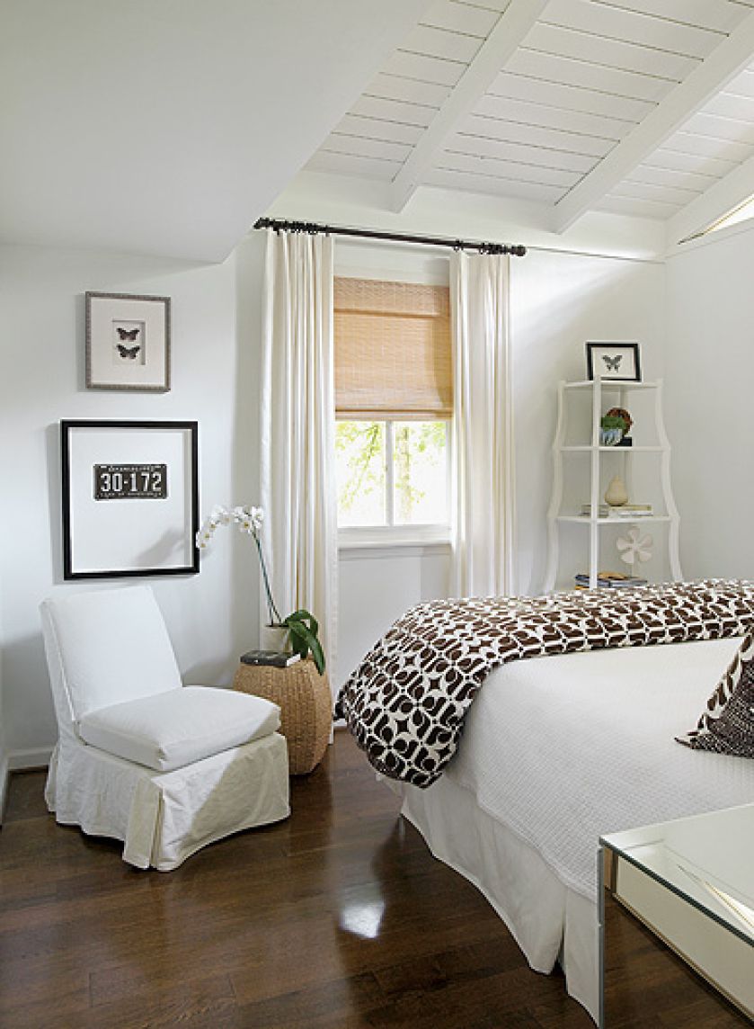 Na ścianie, oprawiona tablica rejestracyjna.